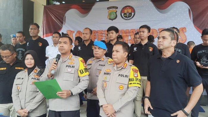 Resmob Satuan Reserse Kriminal (Satreskrim) Polres Metro Bekasi mengungkap kasus penyekapan dan perampokan rumah di Perumahan Firdaus Residence, Kecamatan Cibarusah, Kabupaten Bekasi.