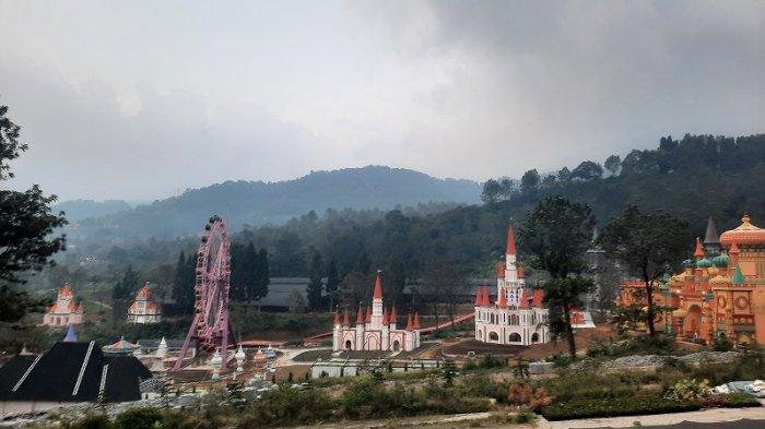 Proyek bianglala milik PT Jaswita Jabar di Cisarua, Puncak, pada Senin (26/8/2024).