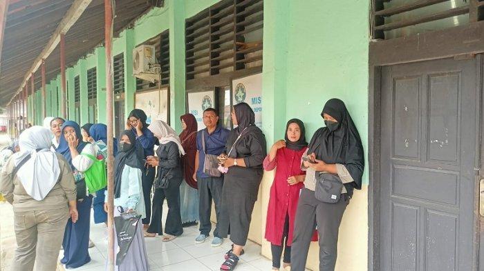 Puluhan wali murid dan alumni mendatangi SMKN 3 Depok untuk mengambil ijazah yang sempat ditahan. 