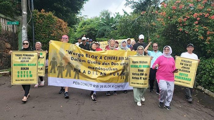 PENOLAKAN JEMBATAN PENGHUBUNG - Puluhan warga RW 06 Perumahan CE menggelar aksi damai penolakan pembangunan jembatan penghubung wilayah Cinere dan Pangkalan Jati, Kota Depok, Minggu (2/2/2025). (TribunnewsDepok.com/M Rifqi Ibnumasy)