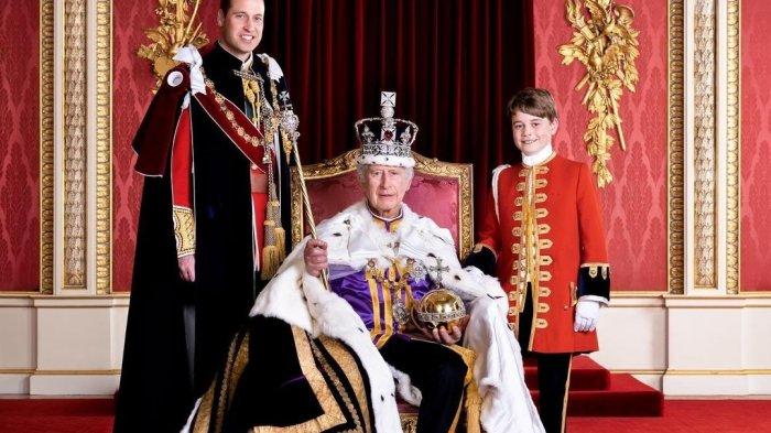 Raja Charles berfoto bersama Pangeran William sebagai pewaris tahta pertama dan juga Pangeram George putra pertama Pangeran William yang juga masuk dalam pemegang tahta pertama setelah ayahnya