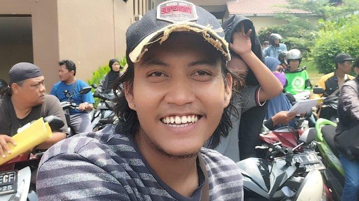 PEMUTIHAN PAJAK KENDARAAN - Rasyid mengantre pengecekan fisik kendaraan di Samsat Depok, Selasa (8/4/2025). (TribunnewsDepok.com/M Rifqi Ibnumasy)
