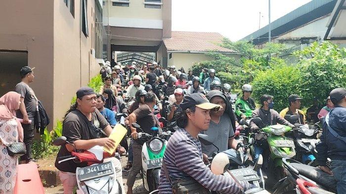 PEMUTIHAN PAJAK KENDARAAN - Rasyid mengantre pengecekan fisik kendaraan di Samsat Depok, Selasa (8/4/2025). (TribunnewsDepok.com/M Rifqi Ibnumasy)