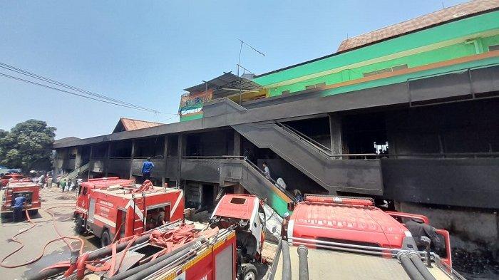 Ratusan kios di Pasar Leuwiliang, Kabupaten Bogor, ludes dilahap api dalam peristiwa kebakaran pada Rabu (27/9/2023) malam. Pemadam kebakaran baru bisa memadamkan api pada Kamis (28/9/2023) siang.