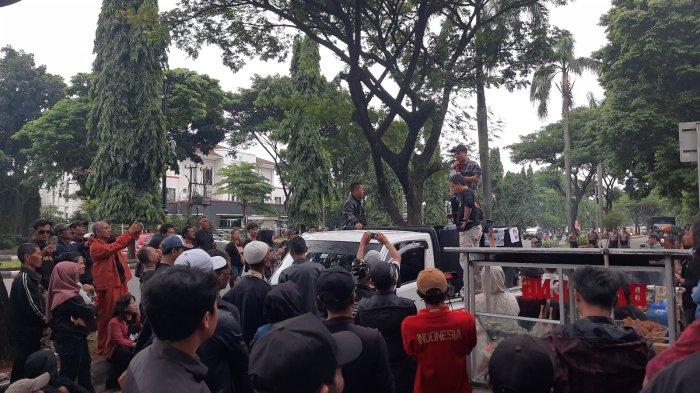 Ratusan relawan pasangan Calon Bupati dan Wakil Bupati Bogor nomor urut 2, Raden Bayu Syahjohan-Musyafaur Rahman, melakukan aksi unjuk rasa di Cibinong pada Jumat (6/12/2024).