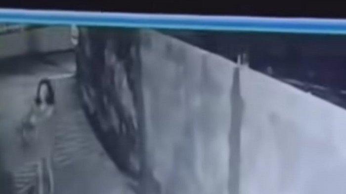 Rekaman CCTV ibu muda buang bayinya ke selokan
