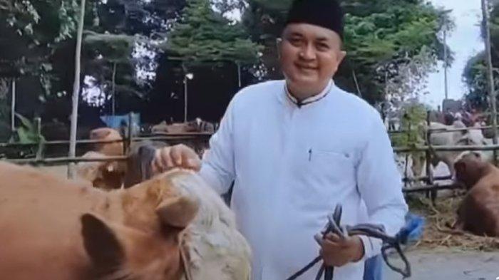 Ketua DPRD Kabupaten Bogor Rudy Susmanto menyalurkan 32 sapi kurban milik Menteri Pertahanan Prabowo Subianto kepada masyarakat Kabupaten Bogor di Desa Bojongkoneng, Kecamatan Babakan Madang, Kabupaten Bogor pada Rabu (28/6/2023).