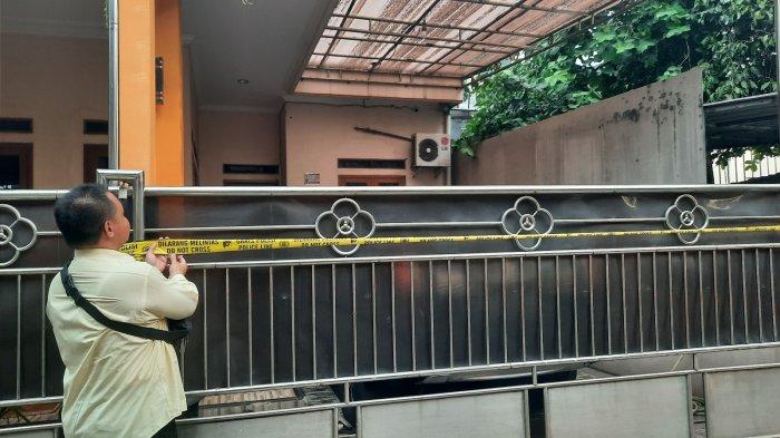 Rumah sekaligus tempat kejadian perkara Peristiwa pembunuhan terhadap seorang perempuan  menggegerkan warga Kampung Sindangkarsa, RT 03/RW 08, Kelurahan Sukamaju Baru, Kecamatan Tapos, Kota Depok, pada Kamis (10/8/2023) siang.