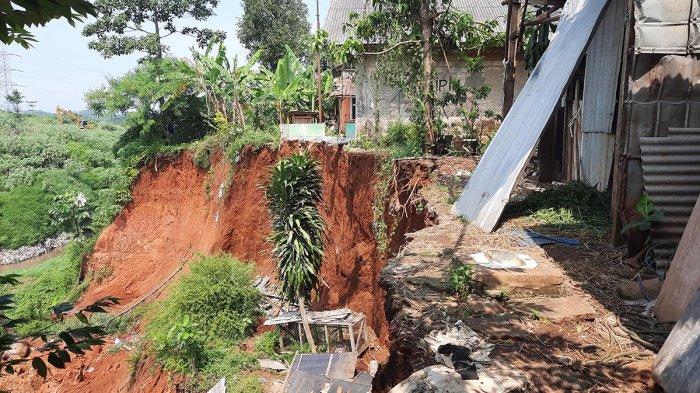 Lima rumah warga RT 03 RW 02, Kelurahan Pasir Putih, Kecamatan Sawangan, Depok, terancam ambruk karena tanah longsor pada Jumat (30/6/2023).