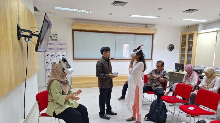 Para delegasi yang terdiri dari perwakilan akademisi dari kampus di negara tetangga itu pun bertandang ke Sadewa VR Lab, Vokasi UI di Depok.