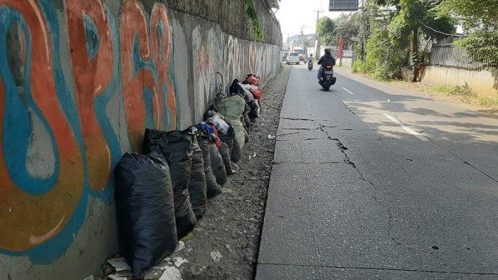 Sampah menumpuk di Jalan Pekapuran, Cimanggis Depok dekat pangkalan angkot D69 tak jauh dari persimangan Jalan Pekapuran dan Jalan Raya Bogor.