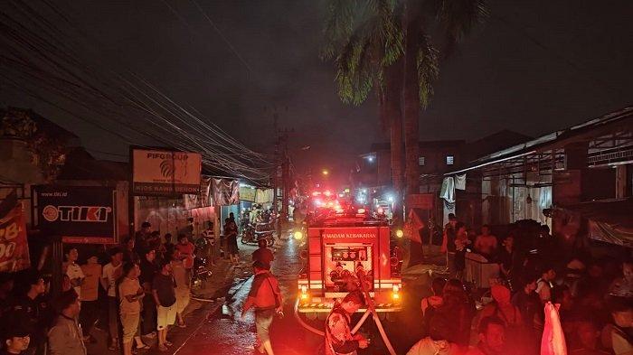 Sejumlah ruko di Jalan Raya Keadilan, Rangkapan Jaya Baru, Pancoran Mas, Depok ludes terbakar.