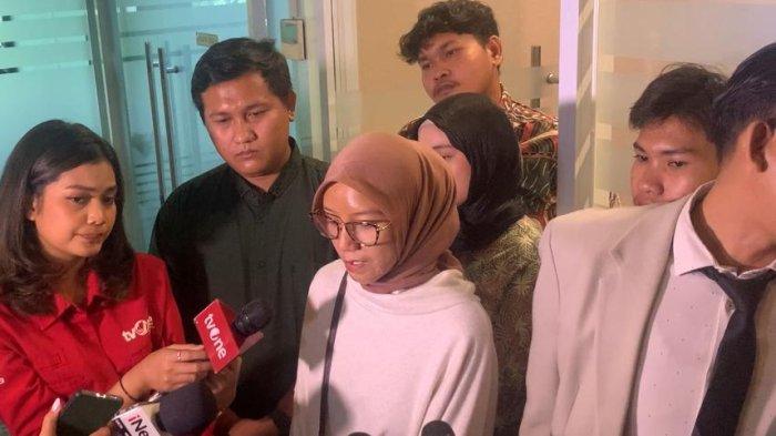 Seorang pengasuh di daycare Wensen School, Anti yang kini sudah resign mengungkap tersangka Meita Irianty (37) tak hanya aniaya balita dan bayi, tetapi juga lakukan kekerasan verbal ke guru.