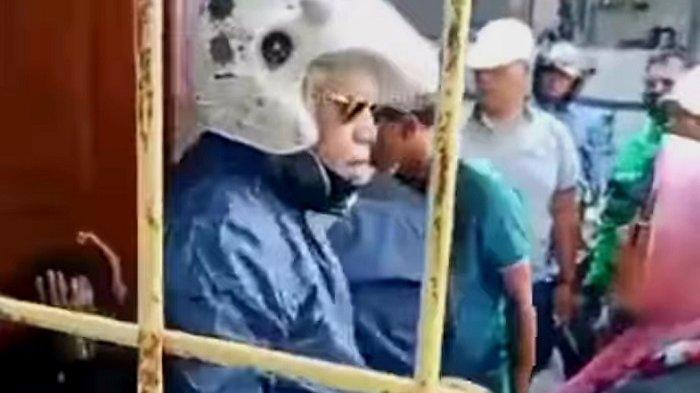 Seorang pria babak belur dihajar warga di depan Superindo, Jalan Putri Tunggal, Kelurahan Harjamukti, Kecamatan Cimanggis, Kota Depok, Senin (30/10/2023) pagi.