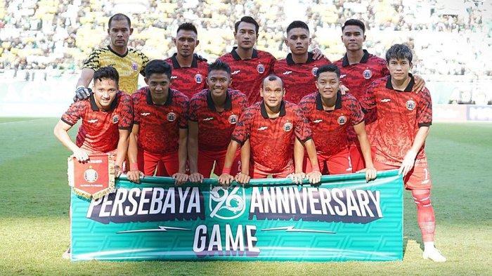 Skuad Persija Jakarta yang dipimpin kapten tim Andritany Ardhiyasa saat laga uji coba pra musim lawan Persebaya Surabaya, Minggu (18/6/2023)