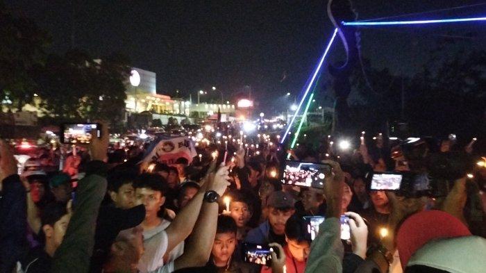 Tepat di atas jembatan Kali Ciliwung GDC, 1000 lilin dinyalakan disertai dengan nyanyian lagu ‘Sampai Jumpa’ karya Endang Soekamti.