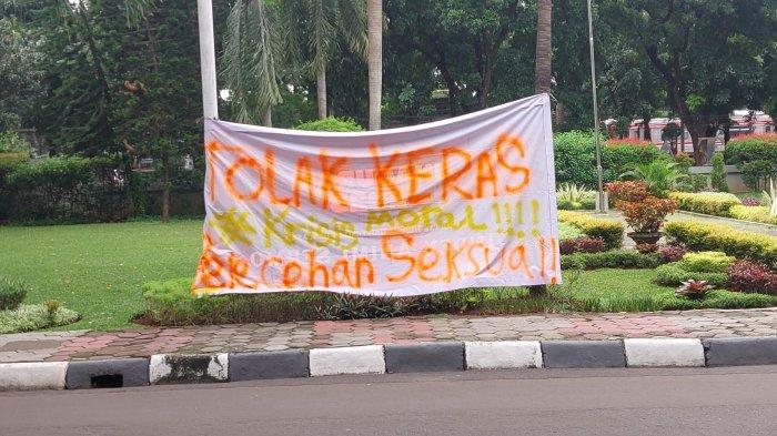 Respon pedas mahasiswa atas kasus pencabulan yang diduga dilakukan Rektor Universitas Pancasila Edie Toer Hendratno yang ditulis dalam beberapa spanduk yang dipajang di depan Gedung Rektorat Universitas Pancasila.