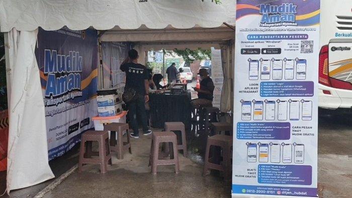 Stand mudik gratis Lebaran 2024 Kemenhub di samping ITC Depok.