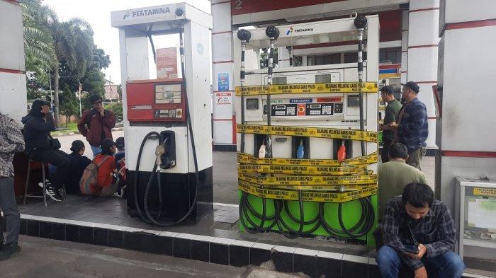 SEGEL SPBU - Stasiun Pengisian Bahan Bakar Umum (SPBU) 34.167.12 di Jl. Alternatif Sentul, Cijujung, Kecamatan Sukaraja, Kabupaten Bogor, Jawa Barat, disegel oleh Badan Reserse Kriminal (Bareskrim) Polri pada Rabu (19/3/2025). (TribunnewsDepok.com/Hironimus Rama)