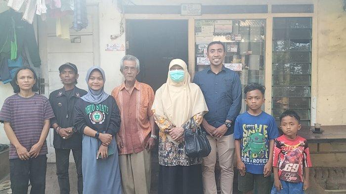 Raut kebahagiaan nampak pada wajah Subay Efendi (empat dari kiri) saat kediamannya dikunjungi Komisi VIII DPR RI Nur Azizah Tamhid, Sabtu (16/9/2023).