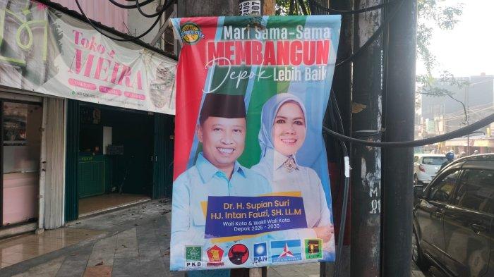 Baliho pasangan bakal calon Wali Kota Depok Supian Suri dan bakal calon Wakil Wali Kota Depok Intan Fauzi, anggota DPR RI dari Partai Amanat Nasional (PAN). Spanduk ini beredar sejak Juni 2024, namun mendadak hilang sejak 17 Agustus, lalu. Intan mundur dari bakal calon.