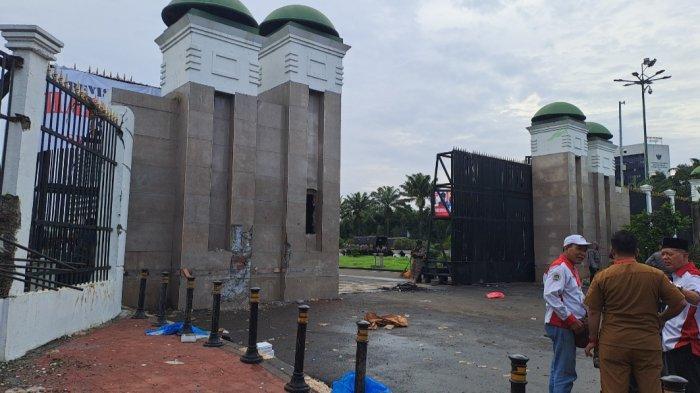 Tembok pagar besi tempat kendaraan keluar masuk Gedung DPR RI dirusak massa pendemo dari APDESI, Rabu (31/1/2024).