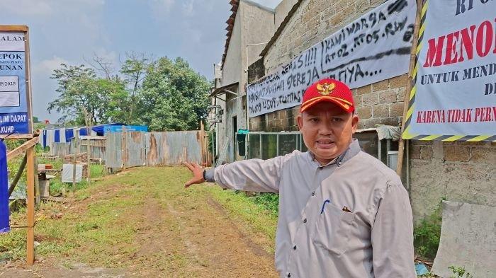 Ketua LPM Kelurahan Kalibaru, Rudi Ardiansah, menunjukkan lokasi gereja di lingkungan RW 03 Kelurahan Kalibaru, Kecamatan Cilodong, Kota Depok, yang mendapatkan penolakan warga, Sabtu (5/7/2025).