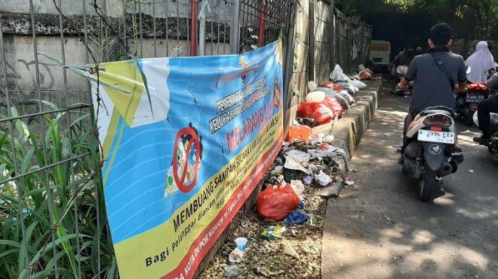 Tumpukan sampah juga tampak berserakan di Jalan Gas Alam Cimanggis Depok tak jauh dari terowongan Tol Cijago.