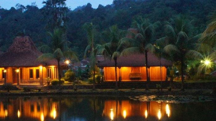 Villa dengan Pemandangan Danau di Kampung Turis Education & Eduventure di Kabupaten Karawang