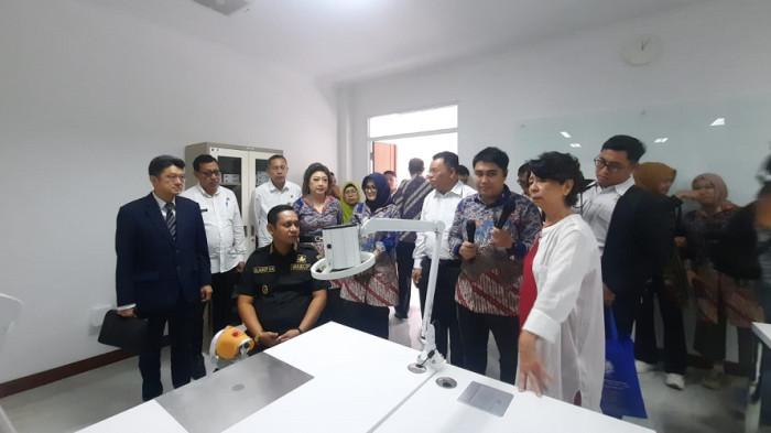 FKG UMEDS - Wakil Bupati Bekasi, Asep Surya Atmaja (baju kemeja hitam) meninjau fasilitas di Fakultas Kedokteran Gigi Universitas Medika Suherman yang berlokasi di Cibitung, Kabupaten Bekasi, Jawa Barat, pada Rabu (16/7/2025).