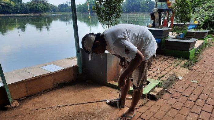 Warga Kota Depok sedang memancing di Situ Pengasinan di Kelurahan Pengasinan, Kecamatan Sawangan, Kota Depok, tampak sepi pada Senin (20/9/2021).