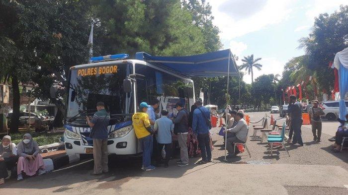 HARI BHAYANGKARA - Warga antusias mengantri layanan SIM gratis di Lapangan Tegar Beriman, Cibinong pada Selasa (1/7/2025). Layanan ini digelar dalam rangka peringatan Hari Bhayangkara ke-79.
