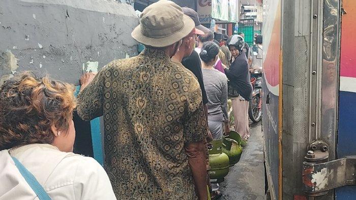 ANTREAN TABUNG GAS - Warga mendatangi pangkalan tabung gas elpiji 3 kilogram di wilayah Sukmajaya, Kota Depok, Jawa Barat pada Senin (3/2/2025). Kelangkaan tabung gas elpiji tiga kilogram terjadi hampir di seluruh wilayah Kota Depok, Jawa Barat dalam beberapa hari ke belakang.(TribunnewsDepok.com/M Rifqi Ibnumasy)