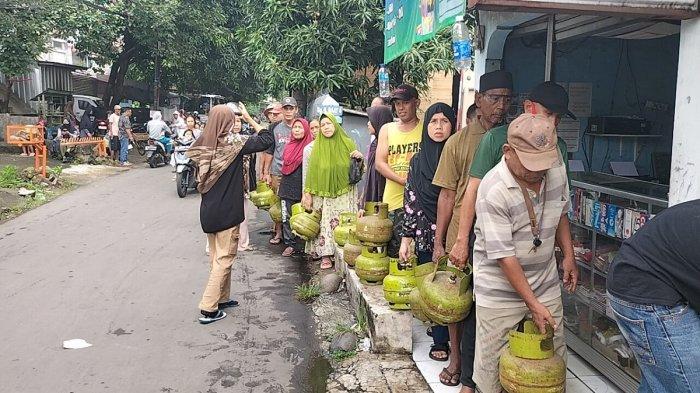 ANTREAN BELI TABUNG GAS - Warga mengantre untuk membeli gas elpiji tiga kilogram di pangkalan Jalan Waru Jaya, Kecamatan Sukmajaya, Kota Depok, Senin (3/2/2025). (TribunnewsDepok.com/M Rifqi Ibnumasy)