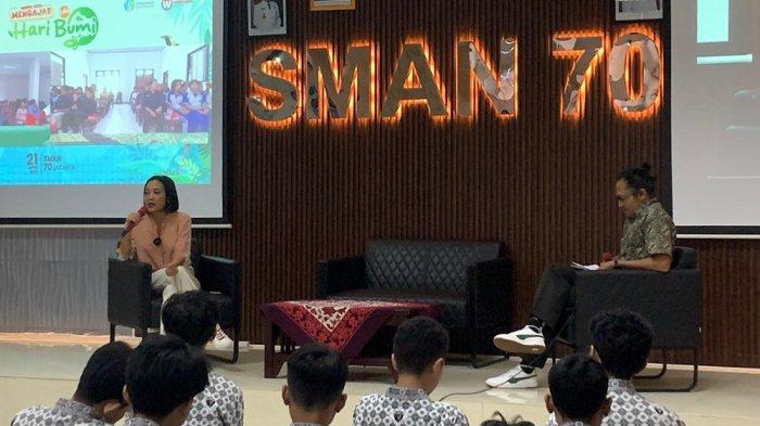 WARTA KOTA MENGAJAR - Warta Kota Mengajar kembali digelar, kali ini di SMA Negeri 70 Jakarta, kawasan Bulungan, Kebayoran Baru, Jakarta Selatan, Senin (21/4/2025). Event tersebut hadir dalam edisi Hari Bumi dengan tema 'Regenerasi Peneliti untuk Masa Depan Bumi' bersama Konservasi Indonesia (Ramadhan L Q)