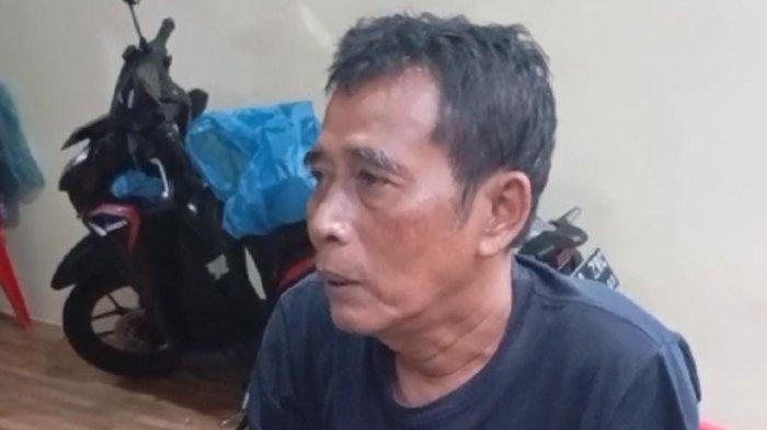 BANJIR DI DEPOK - Widodo menceritakan kondisi rumahnya yang jebol diterjang banjir di Perumahan RGS Rawa Denok, RT 01 RW 01 Kelurahan Rangkapan Jaya, Kecamatan Pancoran Mas, Kota Depok, Sabtu (8/3/2025) sore. (TribunnewsDepok.com/M Rifqi Ibnumasy)