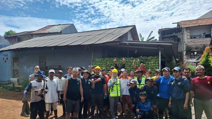 Wakil Ketua DPRD Kota Depok Yeti Wulandari berfoto bersama Lurah, Satgas PUPR, dan juga warga sekitar usai membersihkan Kali Laya di Kelurahan Tugu, Kecamatan Cimanggis, Kota Depok, Sabtu (19/4/2025).