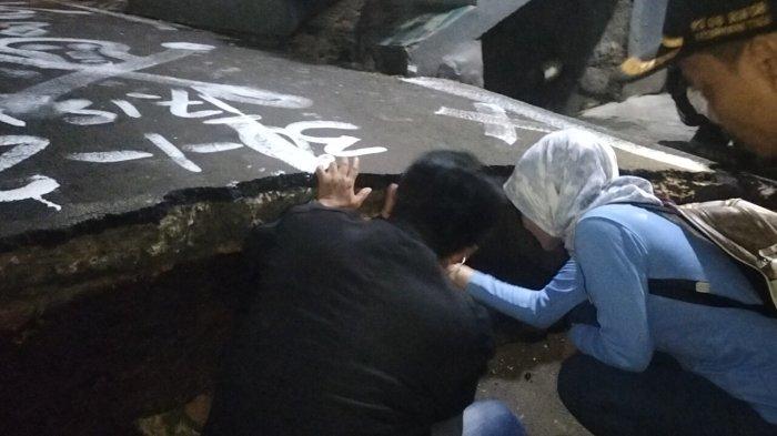 MENINJAU JALAN AMBLAS - Wakil Ketua DPRD Kota Depok, Yeti Wulandari meninjau lokasi tanah amblas di Jalan H Cebeng RT 08/08 Kelurahan Tugu, Kecamatan Cimanggis, Kota Depok, Jawa Barat amblas pada Jumat (31/1/2025) malam. (TribunnewsDepok.com/M Rifqi Ibnumasy)