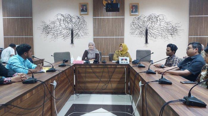 AUDIENSI DENGAN PENDEMO - Wakil Ketua DPRD Kota Depok Yeti Wulandari menemui perwakilan pendemo dari perkumpulan mahasiswa Pemuda Penegak Keadilan, yang berunjuk rasa terkait program Makan Bergizi Gratis (MBG), di ruang rapat Badan Musyawarah DPRD Kota Depok, Cilodong, Jawa Barat, Senin (3/2/2025)