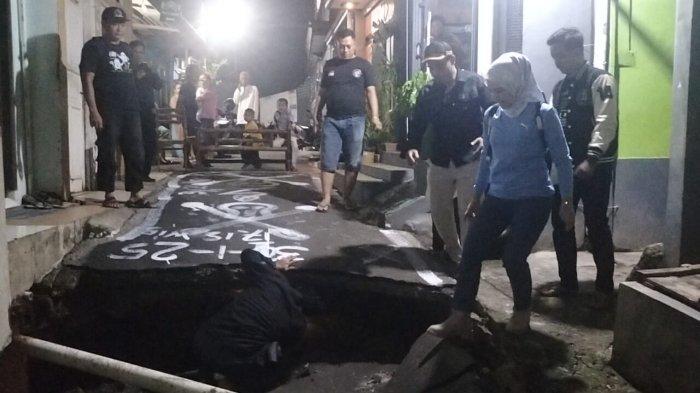 MENINJAU JALAN AMBLAS - Wakil Ketua DPRD Kota Depok Yeti Wulandari meninjau langsung jalan amblas di Jalan H Cebeng, RT 08/08, Kelurahan Tugu, Kecamatan Cimanggis, Kota Depok, Jawa Barat (Tribunnews Depok / M Rifqi Ibnumasy)