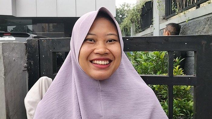 Yuni, warga Pondok Cina Kecamatan Beji Depok saat mendatangi BCA KCU Depok untuk menukarkan uang baru namun tidak mendapatkan kuota, Selasa (2/4/2024).
