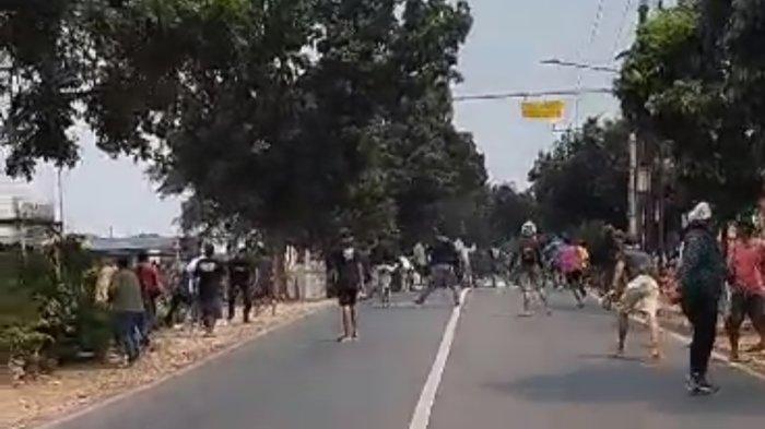 Bentrokan antar dua ormas di Jalan KSU, Sukmajaya, Depok, Minggu (27/8/2023). 