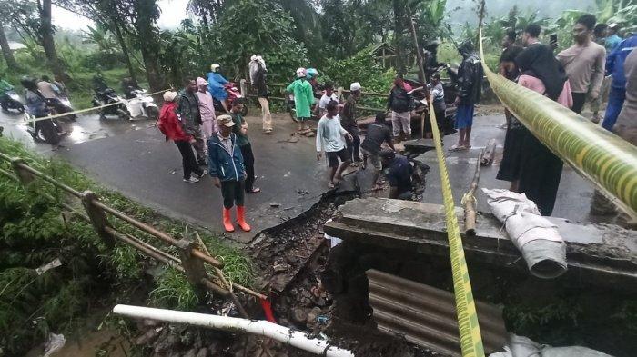 JEMBATAN PUTUS -Hujan dengan intensitas tinggi pada Kamis (27/2/2025) sore menyebabkan debit air Sungai Cipicung di Kecamatan Citeureup, Kabupaten Bogor, Jawa Barat, meningkat. Terjangan aliran air menyebabkan jembatan di Desa Tajur, Kecamatan Citeureup, rusak berat.  (BPBD Kabupaten Bogor)