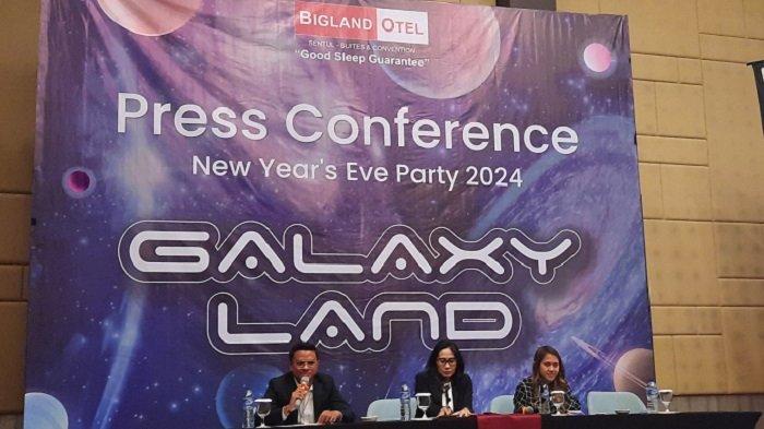 Kiri-kanan: Lia Rorimpandey, General Manager BiglandOtel Sentul Suites & Convention (tengah) bersama Asst. Director of Sales & Marketing Bryan, dan Fanny, Marcomm BiglandOtel Sentul Suites & Convention, dalam konferensi pers di Sentul, Senin (11/12/2023).