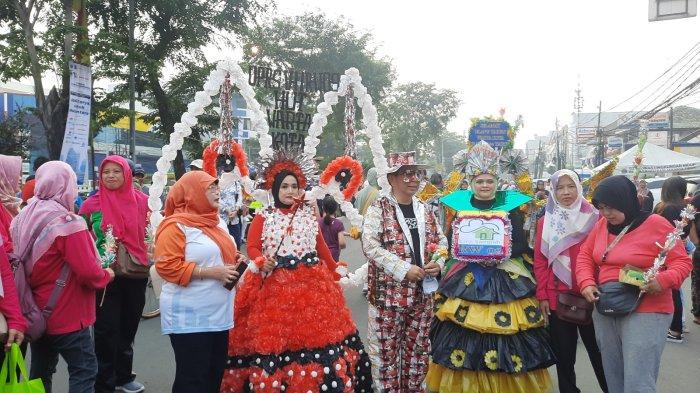 Susi warga RW 9 Kelurahan Penggilingan, Kecamatan Cakung, Jakarta Timur ikut lomba busana berbahan sampah daur ulang di hari bebas kendaraan bermotor (HBKB) Rawamangun, Minggu (25/6/2023).
