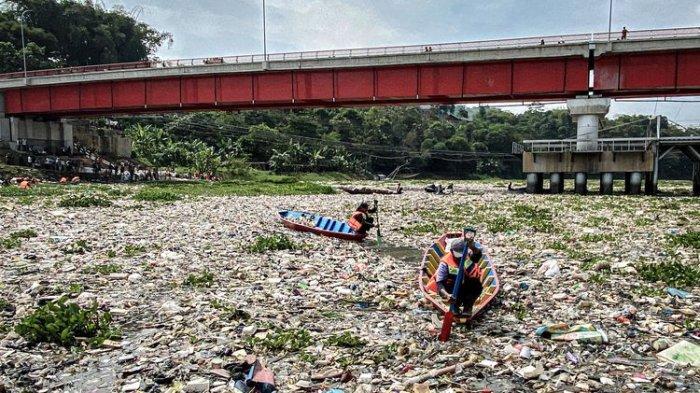 lautan sampah menyelimuti aliran Sungai Citarum tepatnya berada di bawah Jembatan Callender Hamilton atau dikenal dengan Jembatan Babakan Sapan, Kawasan Batujajar, Kabupaten Bandung Barat (BBS), Jawa Barat, Rabu (12/6/2024)