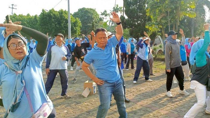 Ribuan warga Beji, Kota Depok mengikuti kegiatan senam sehat bareng paslon Supian Suri-Chandra Rahmansyah, Senin (16/9/2024). ()