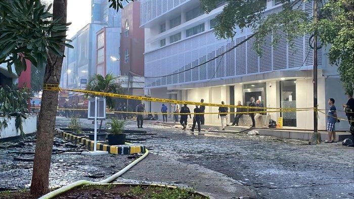 tim pemadam kebakaran masih berada di sekitar lokasi kejadian dan bersiap melakukan pemadaman secara bergantian, Rabu (15/1/2025)