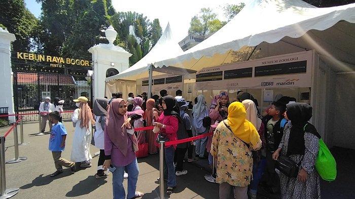 Masyarakat Kota Bogor maupun dari luar wilayah Kota Bogor yang mengunjungi Kebun Raya Bogor untuk memanfaatkan libur lebaran bersama dengan keluarga tercinta.