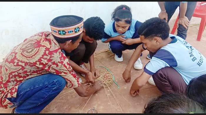 ANYAM PIRING ROTAN - Alfonsius Jeferson (46) warga Kampung Ladok Desa Rana Mbeling Kecamatan Kota Komba Utara Kabupaten Manggarai timur saat melatih 51 siswa Sekolah Menengah Atas (SMA) Negeri 3 Kota Komba membuat piring dari enau dan lidi kelapa, Sabtu 11 November 2023.